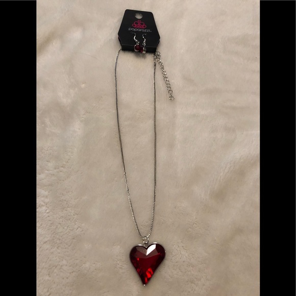 Paparazzi Lockdown my heart red necklace with earrings - Picture 1 of 3